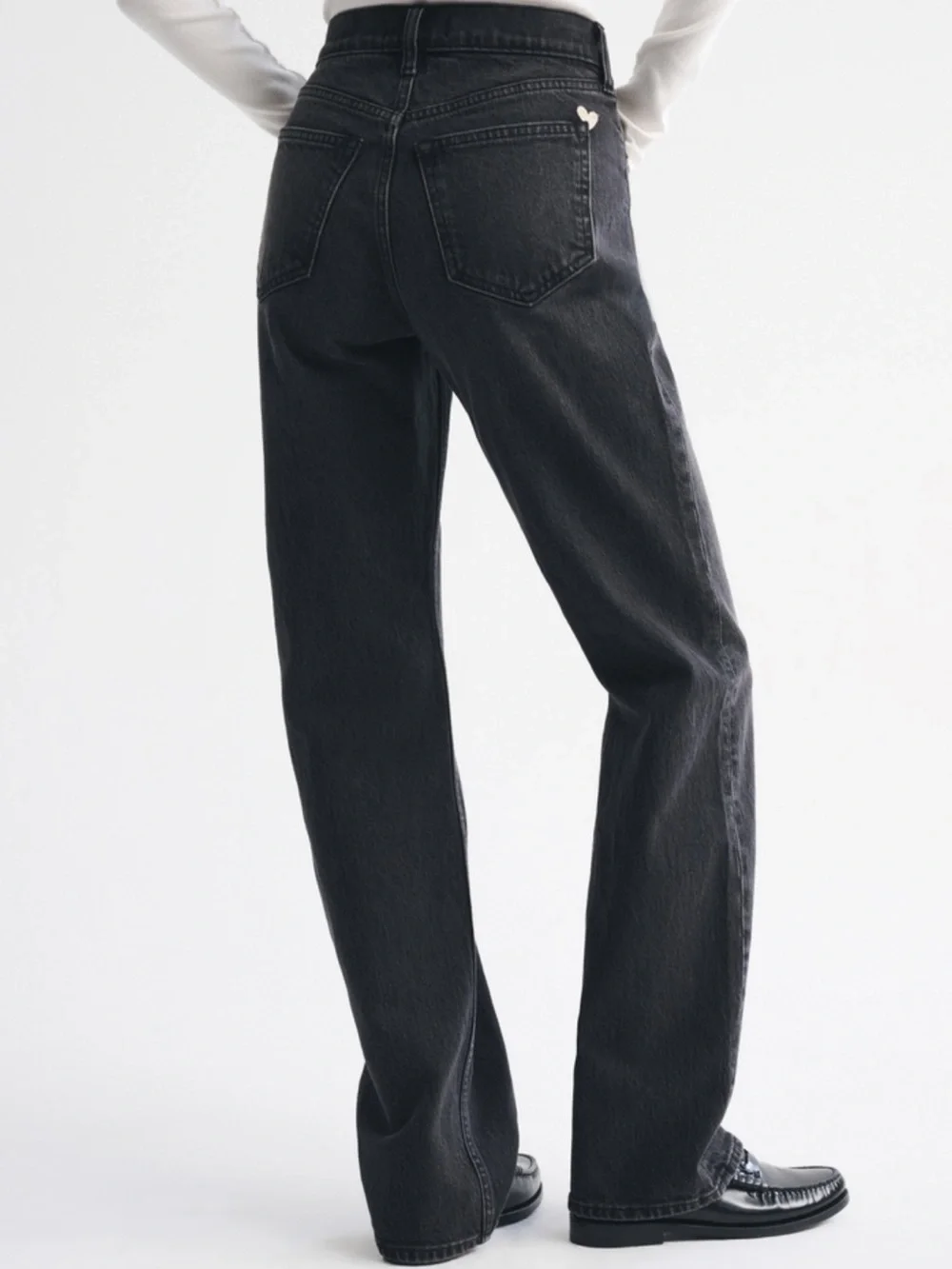 ABERCROMBIE HIGH-RISE 90s RELAXED HEART EMBROIDERED JEANS - SHORT - Picture 6 of 11
